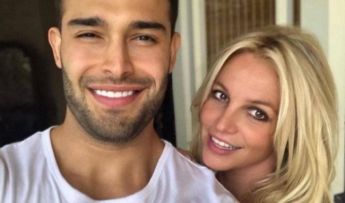 Parting Britney Spears and Sam Asghari: new details of how the singer beat the coach (3 photos)