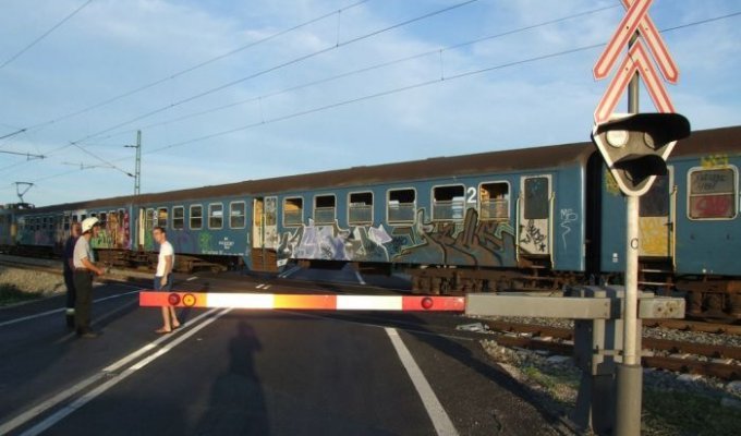 I wanted to overtake a train (11 photos)