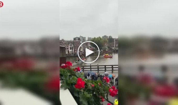 Лодка с помощниками Синтерклааса перевернулась во время парада