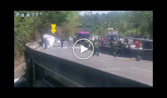 Жесткая посадка самолета на автотрассе попала на видео в Панаме