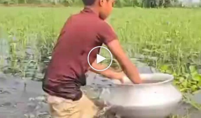 Мальчик и его необычная рыбалка в заполненых водой полях