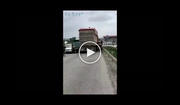 Странное ДТП: 4 транспортных средства парализовали движение на китайской магистрали
