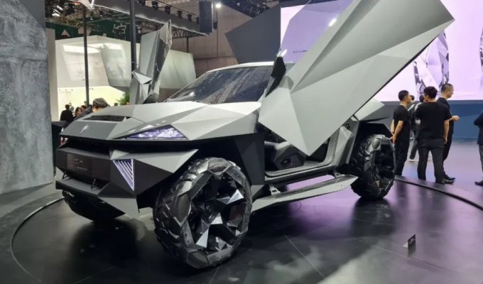 Chinese SUVs in the style of a stealth fighter (10 photos)