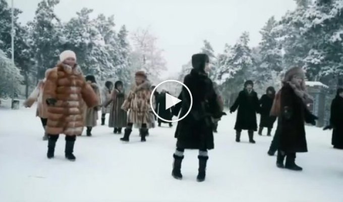 Более тридцати якутянок станцевали на морозе -45 и прославились