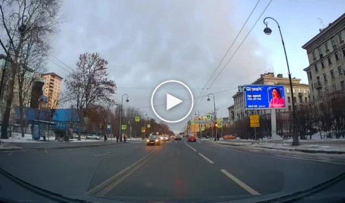 В Петербурге автомобиль вылетел на тротуар и сбил двух женщин