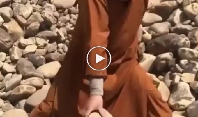 Шаолиньский монах показал, как пальцами разбивает камни