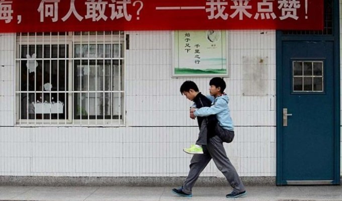 Китайский студент три года носит товарища на занятия (5 фото)