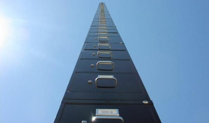 Башня из ящиков (4 фото)
