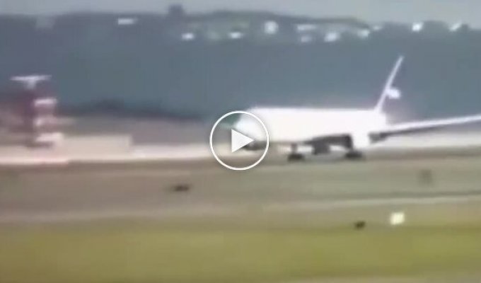 Boeing's emergency landing without its front landing gear was caught on video