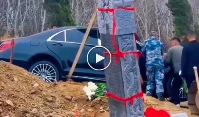 Бизнесмена похоронили вместе с его Mercedes