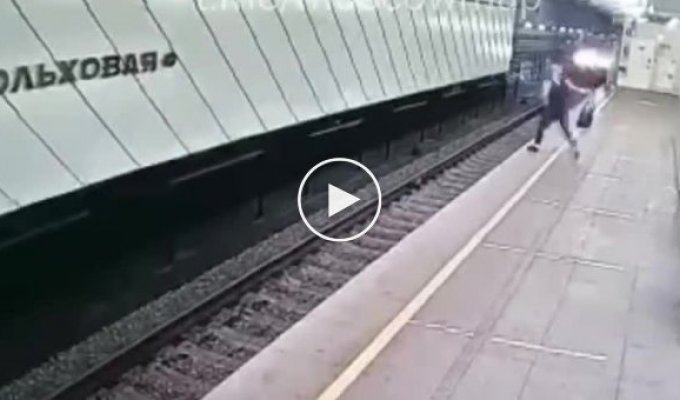 В Москве подросток прыгнул под приближающийся поезд метро и остался цел