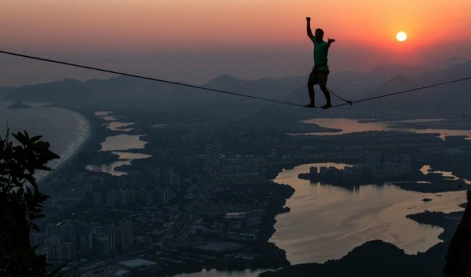 Не смотрите вниз: фотографии бесстрашных смельчаков над пропастью в Рио-де-Жанейро (10 фото)