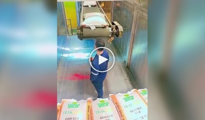 В Турции камера сняла «гениального» работника с очень сильными плечами
