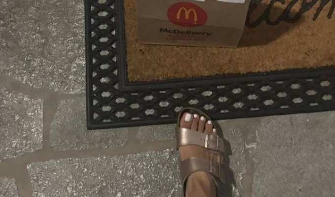 Courier life hack: A photo with your feet by the door increased your tip to $50 (4 photos)