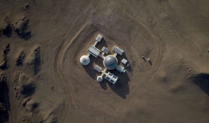 Китайцы открыли центр подготовки астронавтов к полету на Марс в пустыне Гоби (19 фото)