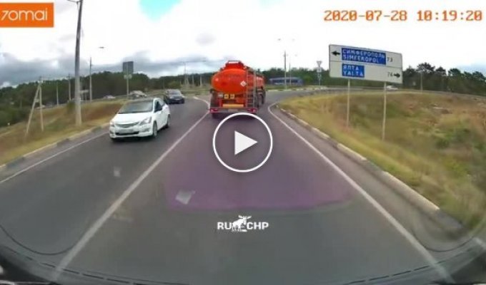 Необычный дорожный случай с фурой на дорогах Севастополя