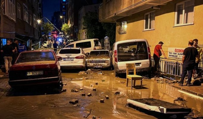 Стамбул затопило після найсильнішої зливи (4 фото + 4 відео)