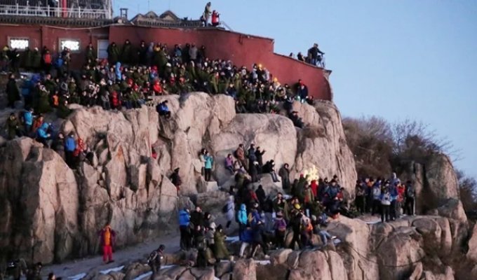 A new profession in China: a handsome rock climber (6 photos)