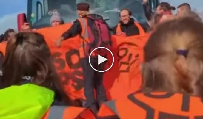 Красный автобус мчится по улицам с экоактивистами