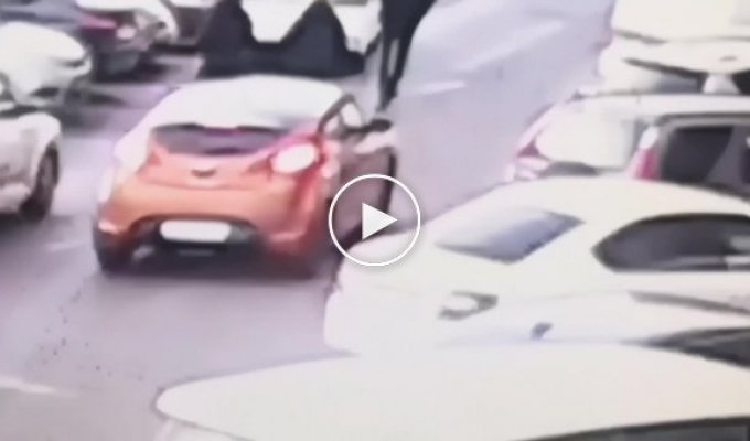 В Смоленске женщина наехала на человека, полицейским пришлось силой доставать ее из машины