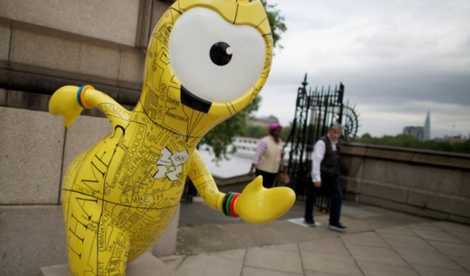 Талисманы Олимпийских игр на улицах Лондона (6 фото)