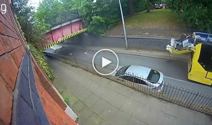 Двухэтажному автобусу снесло крышу