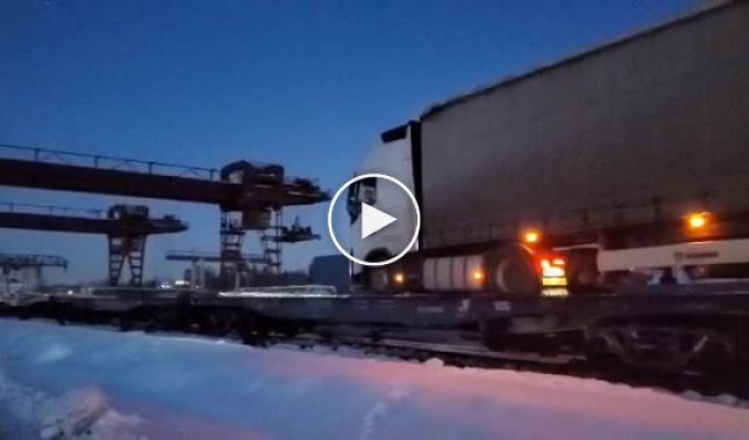 UZ sent the first batch of trucks across the border with Poland