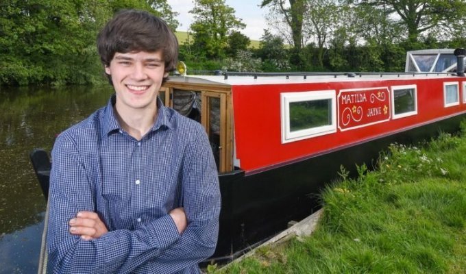 18-летний парень переделал старую лодку в плавучий дом (12 фото)
