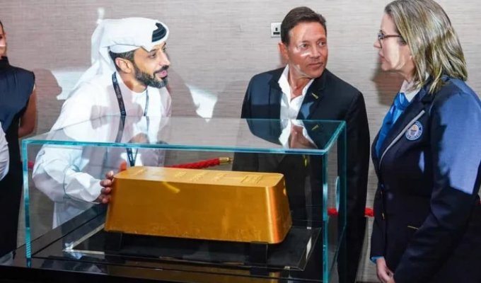 A gold bar with a record weight of 300 kg was made in Dubai (2 photos + 1 video)