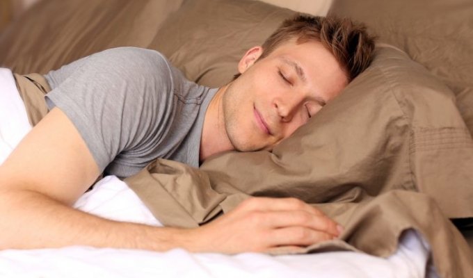 Почему, когда человек засыпает, он испытывает чувство падения? (1 фото)