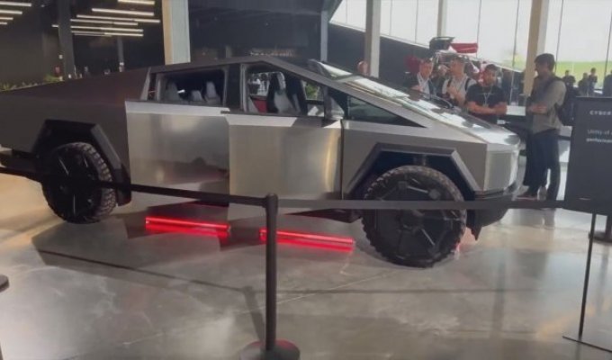 Журналистам показали новый прототип электрокара Tesla Cybertruck (3 фото)