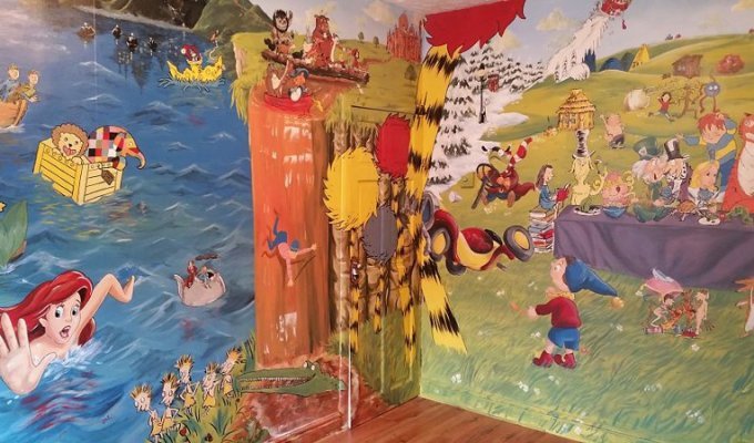 Родители украсили комнату дочки рисунками из волшебных сказок, чтобы привить ей любовь к чтению (15 фото)