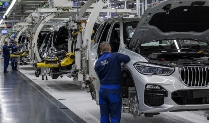 BMW to cut thousands of jobs following Volkswagen (1 photo)