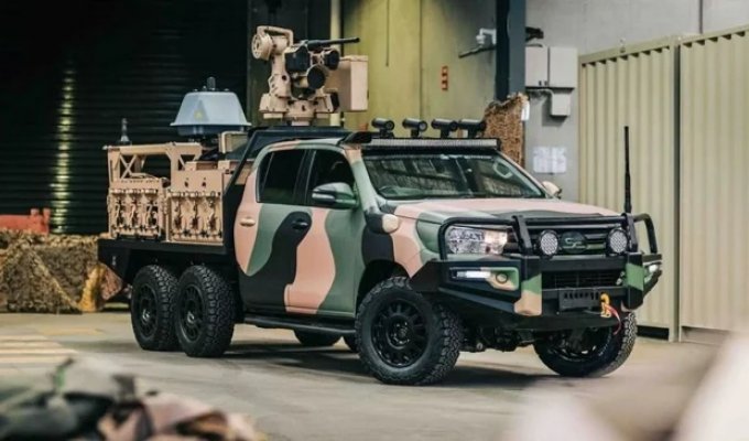 A six-wheeled Toyota Hilux for the military was created in Australia (4 photos)