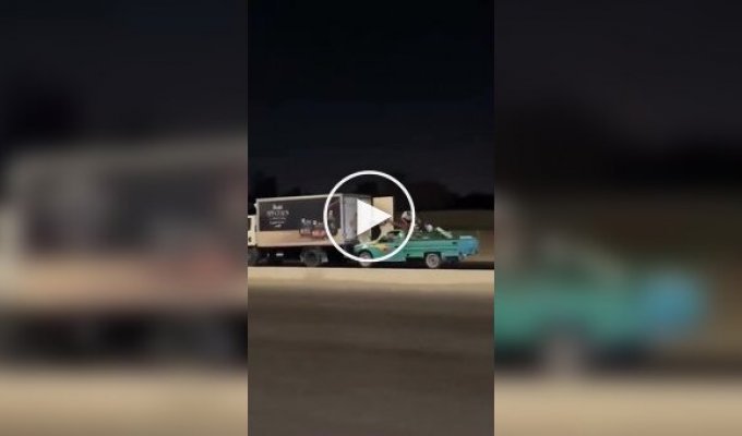В Египте грабители на ходу обчистили грузовик, устроив трюк как в боевике