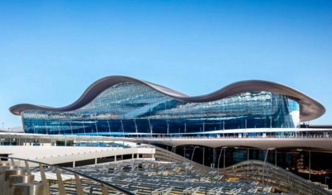 One of the largest airport complexes in the world opens in Abu Dhabi (4 photos)