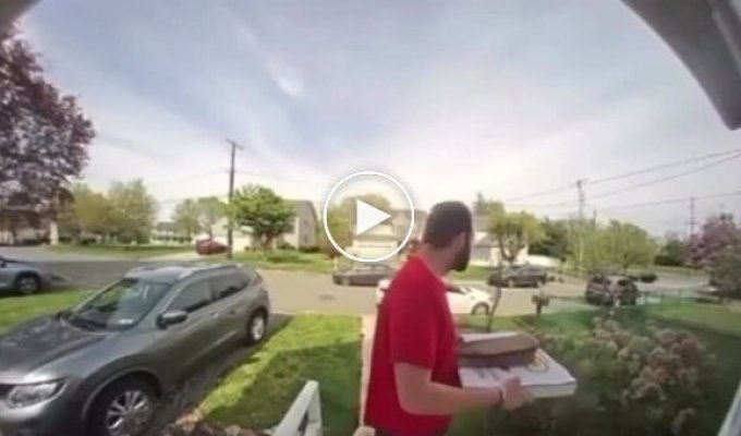 A pizza delivery man stops a police chase with a kick