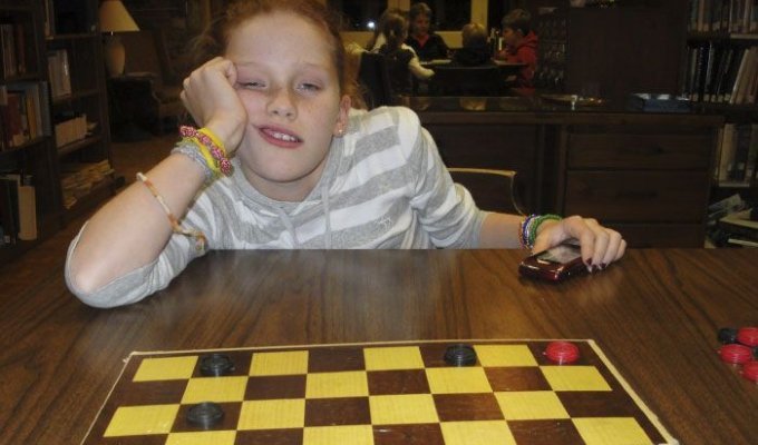Кузина, постоянно проигрывающая в шашки, повзрослела на год (9 фото)