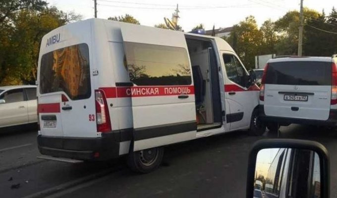 В Севастополе произошло ДТП с машиной скорой помощи (3 фото + 1 видео)
