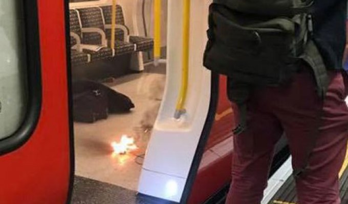 Взрыв зарядного устройства вызвал панику в лондонском метро (2 фото)