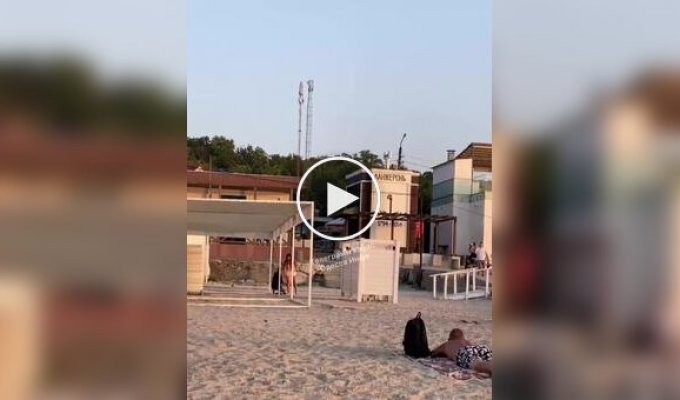 В Одессе женщина поколотила своего мужчину на пляже