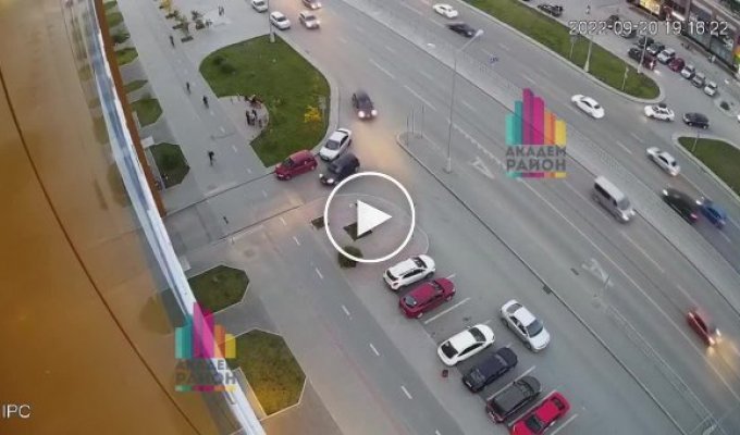 В Екатеринбурге школьник ехал по велосипедной дорожке и влетел в автомобиль