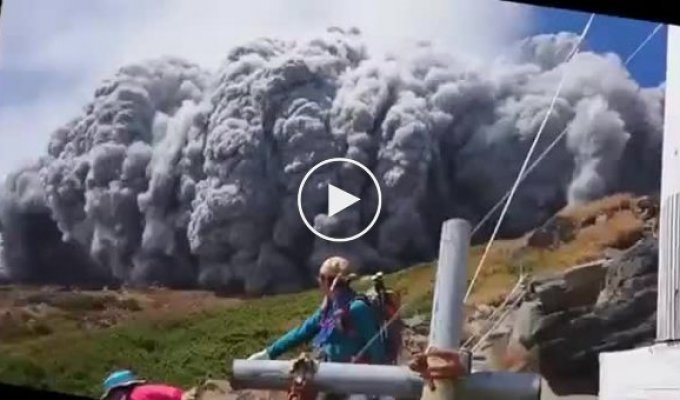 Японские альпинисты засняли извержения вулкана