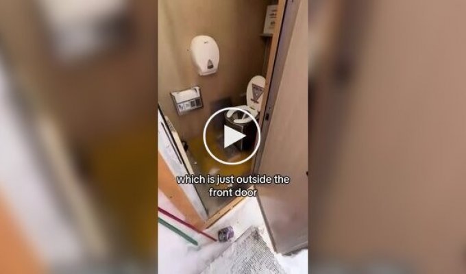 В Антарктиде туалеты устроены так, что отходы попадают прямо в печь и сгорают на месте