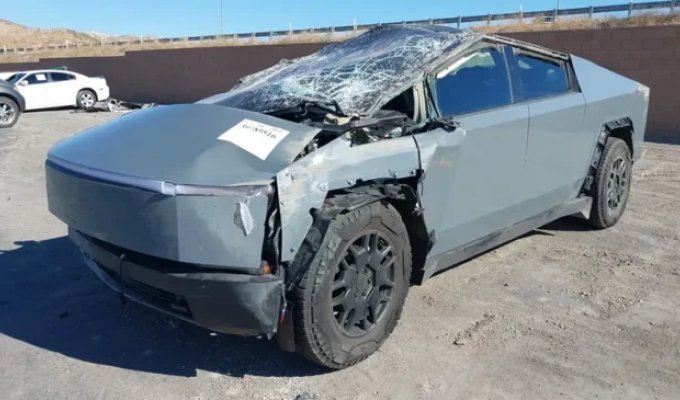 The sunken Tesla Cybertruck will be put up for auction (5 photos)