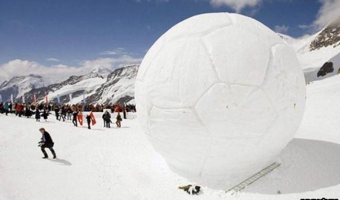 Уникальный футбольный матч в горах! (12 фото)
