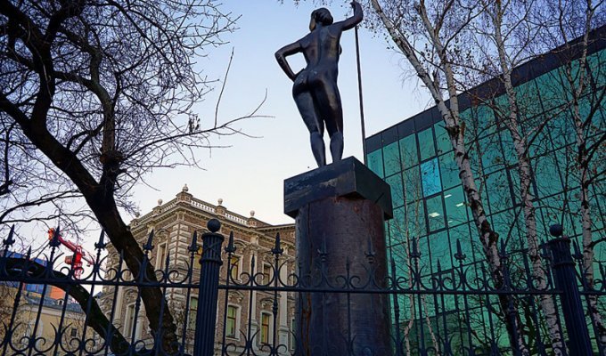 Эротика сталинской эпохи в скульптуре. Девушка с веслом (7 фото)