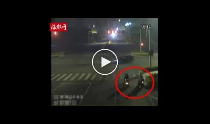 Двух мотоциклистов снесло на перекрестке