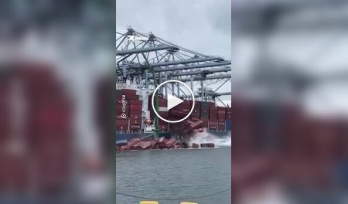 Контейнеры упали с грузового судна во время разгрузки