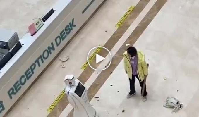 Вот тебе, бездушная скотина!: китаянка устала от тупого робота в поликлинике и разбила его палкой